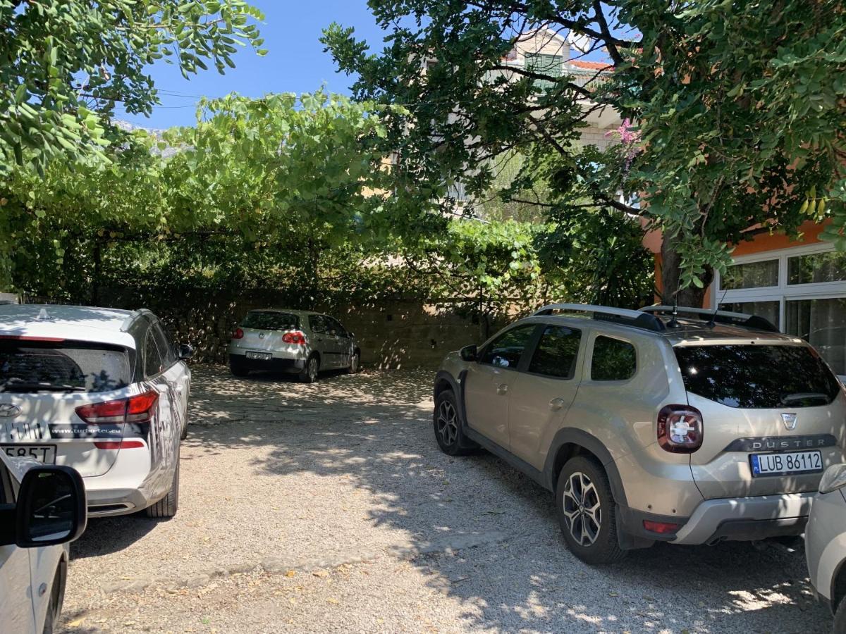 Apartman Lea *